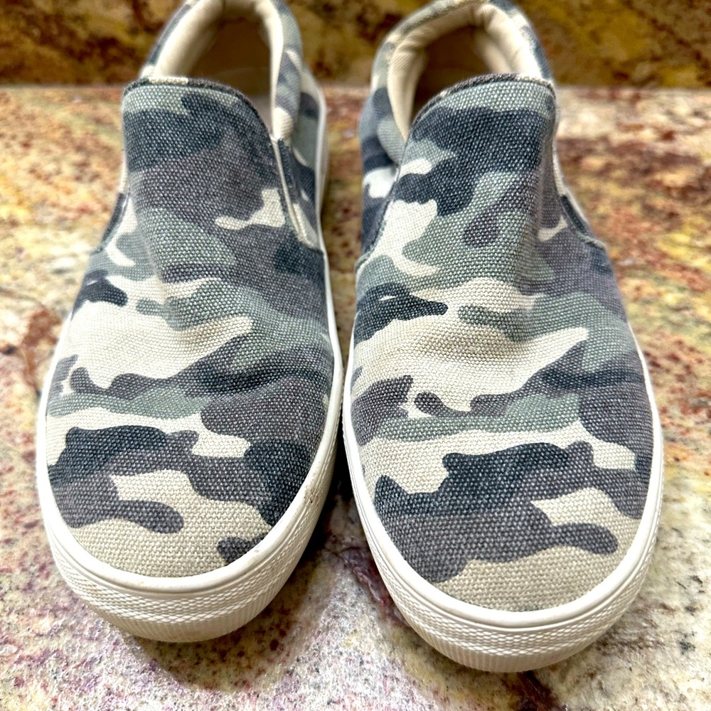 Steve Madden Women's Gills Fashion Sneaker